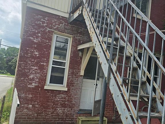 2nd image of 935 S Queen St Rear 1