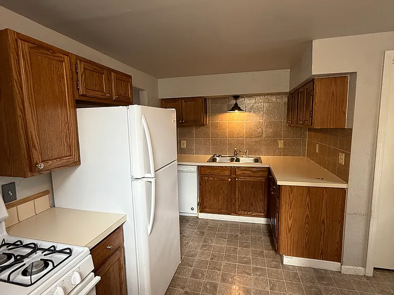 329 Reno St — Photo 9