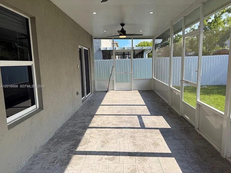 462 NE 6th Pl — Photo 31