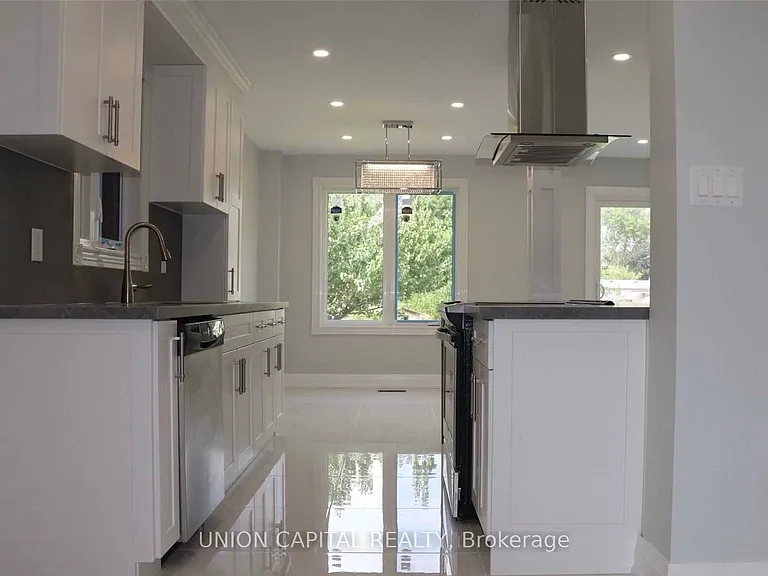 3210 Fairfox Cres — Photo 3