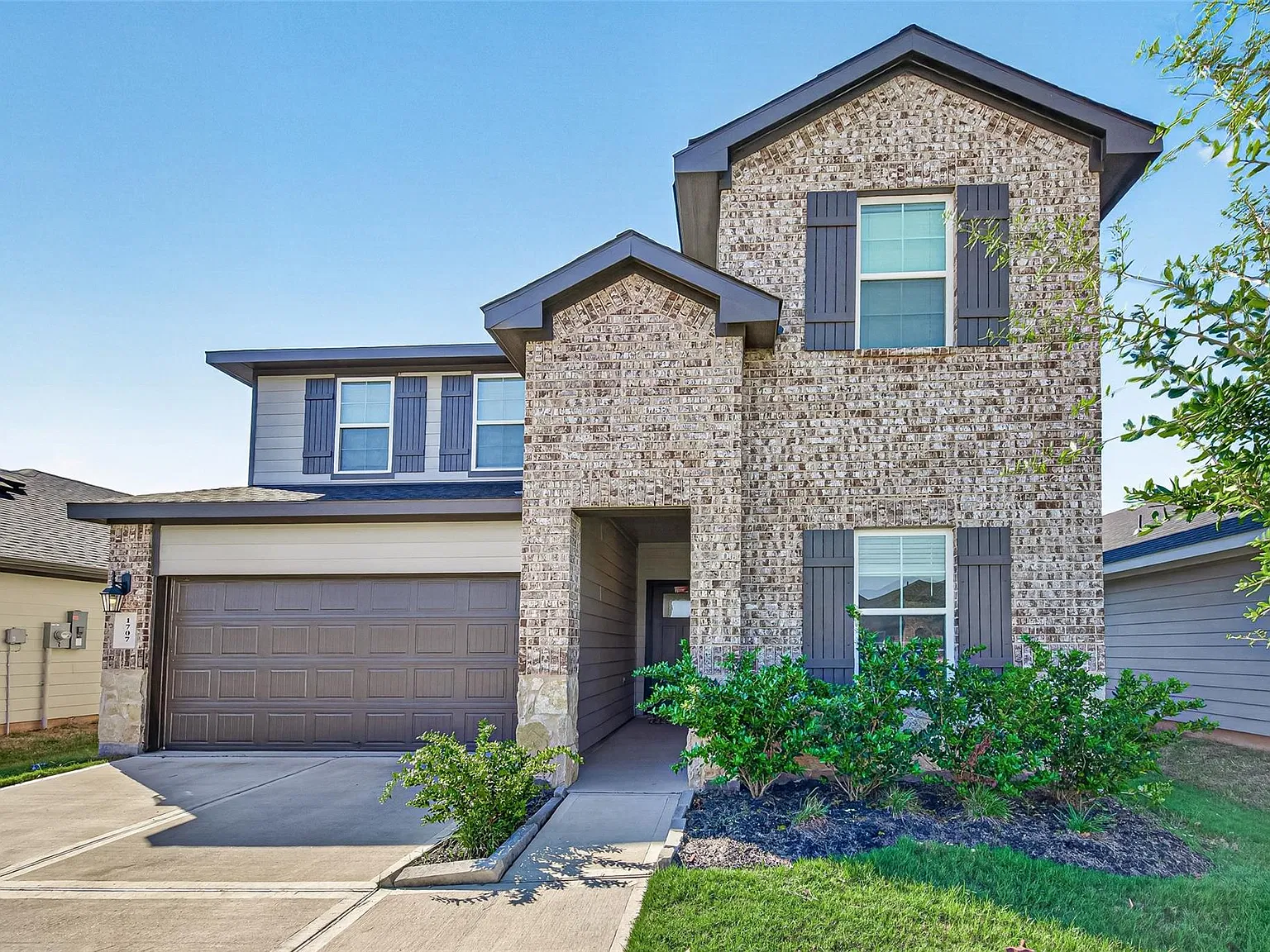 4 bed, 3.0 bath, 2372 sqft, $2,450 — Photo 1