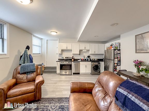 2nd image of 732 W Roscoe St