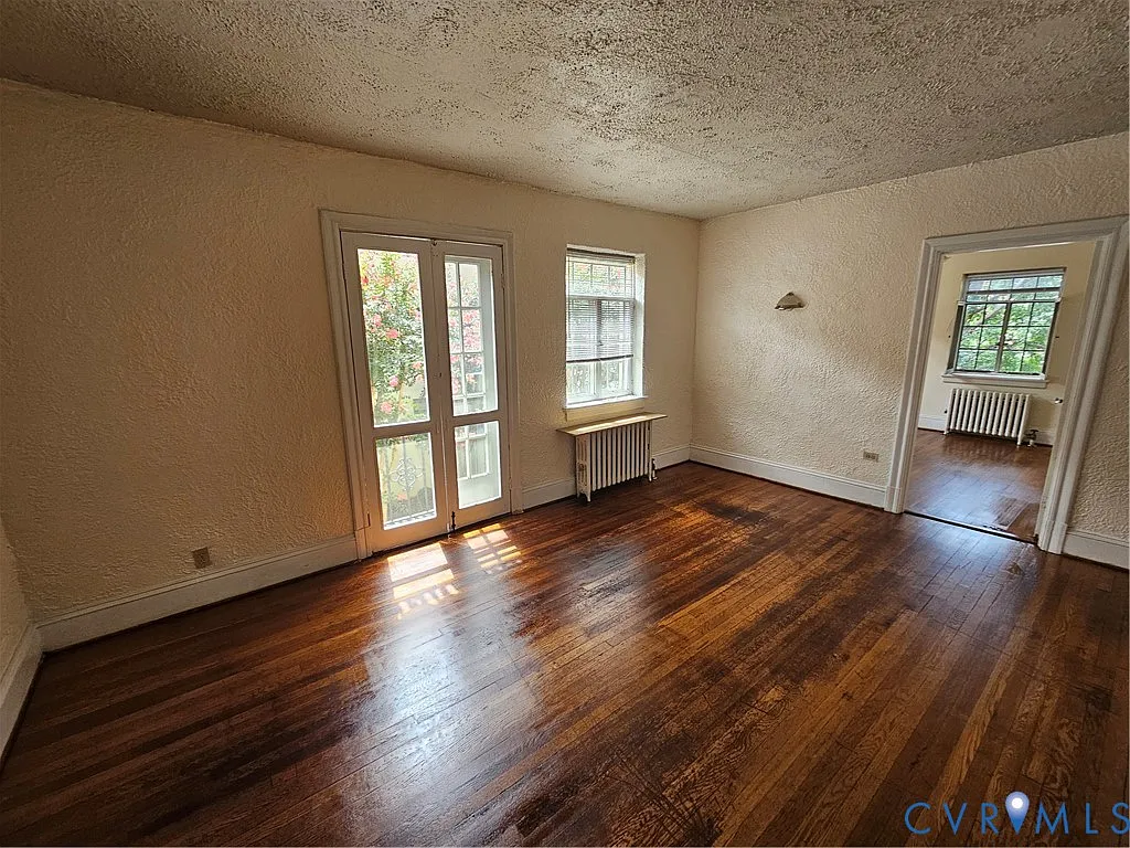 3 bed, 1.0 bath, 890 sqft, $1,350 — Photo 3