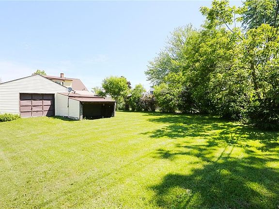 3rd image of 875 Pioneer Dr