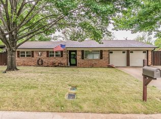 121 Cooper Dr, Hurst, TX 76053