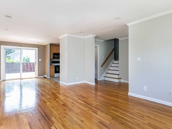 5th image of 28 Brookline Dr
