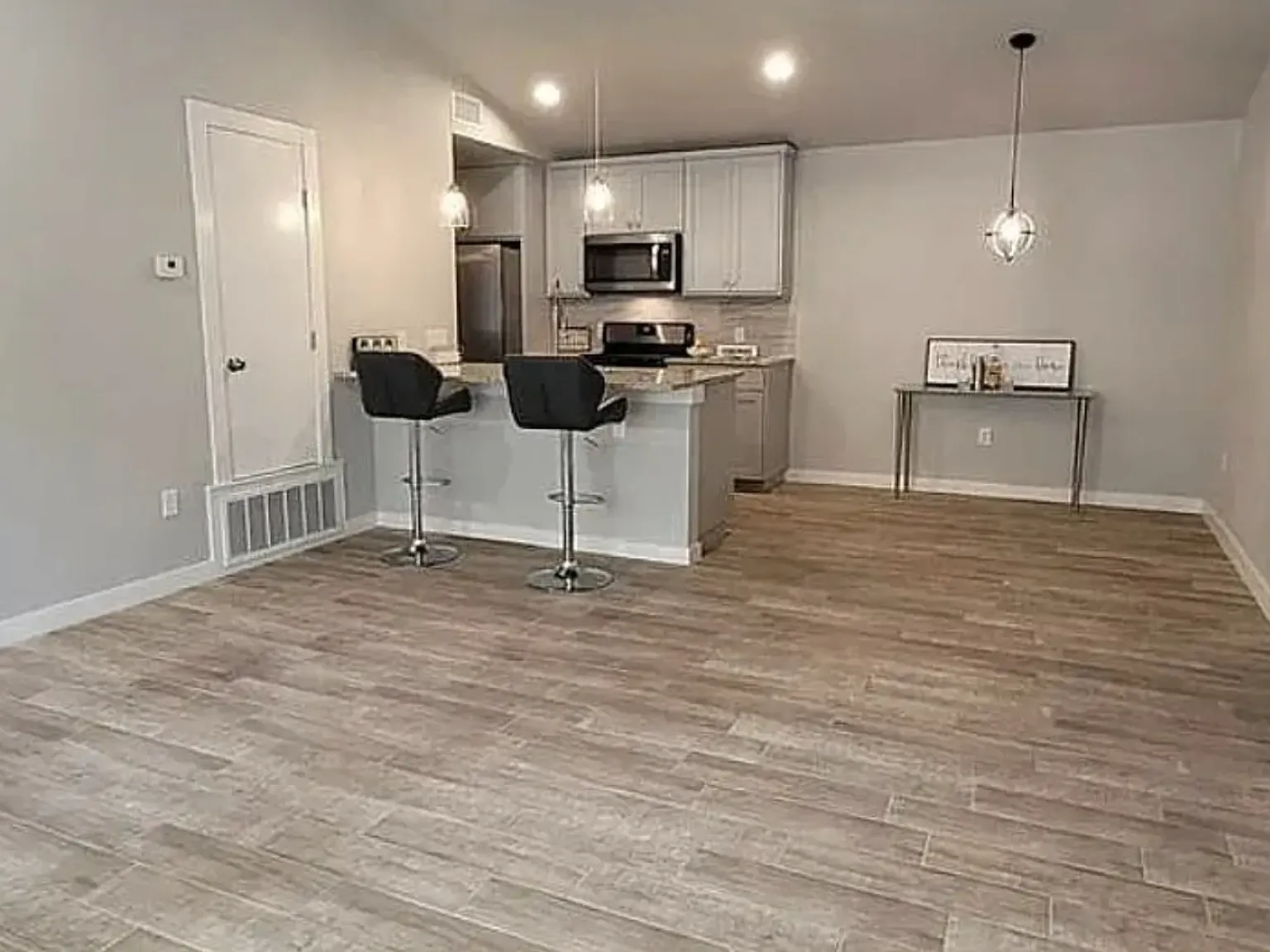 3 bed, 1051 sqft, $1,698 — Photo 1