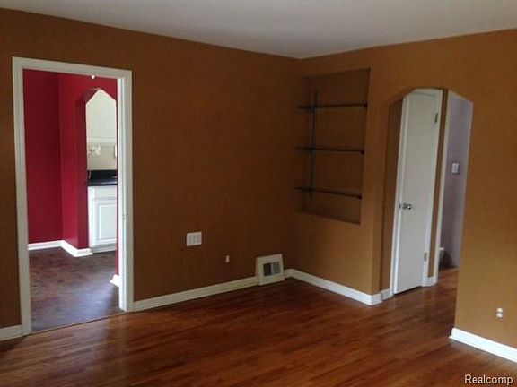 2nd image of 1556 W Troy Ave