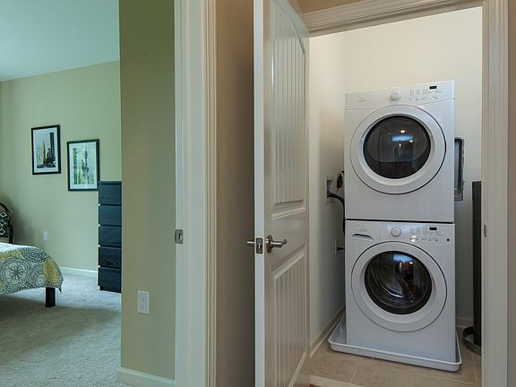 4th image of 94 Burnett Ave APT 415