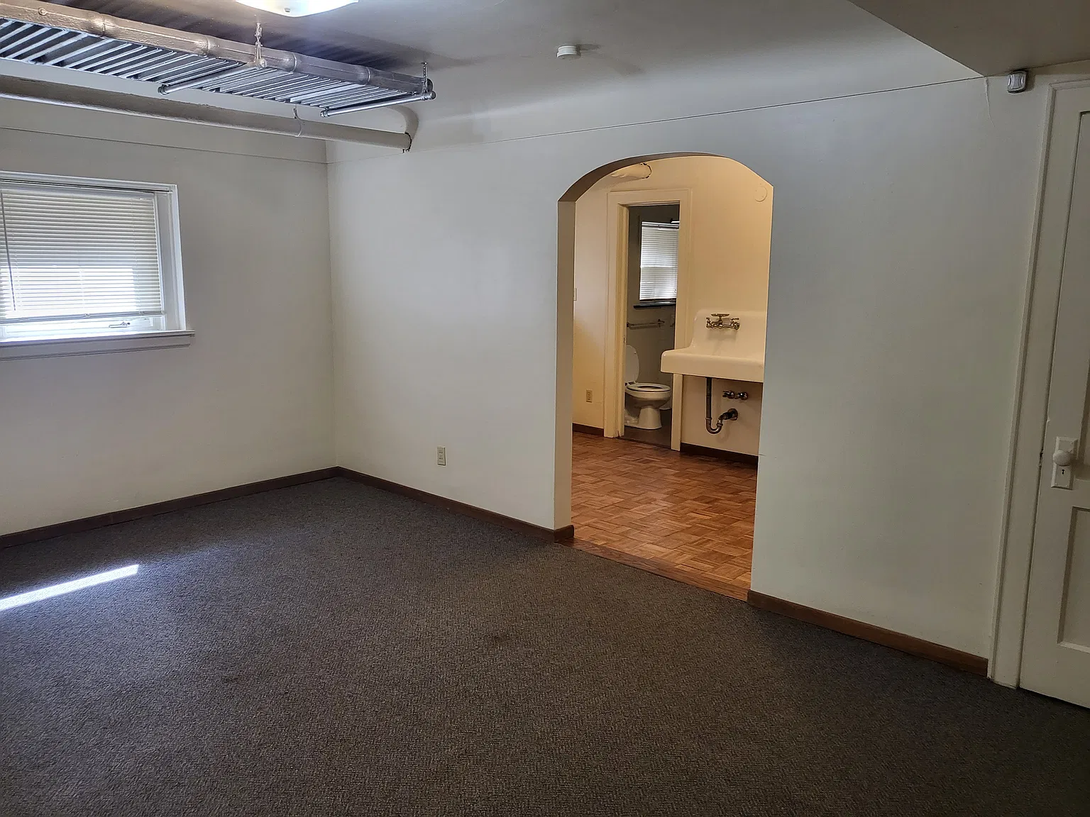 Studio, 300 sqft, $885 — Photo 4