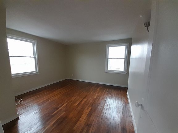 3rd image of 15-25 Dumas Pl