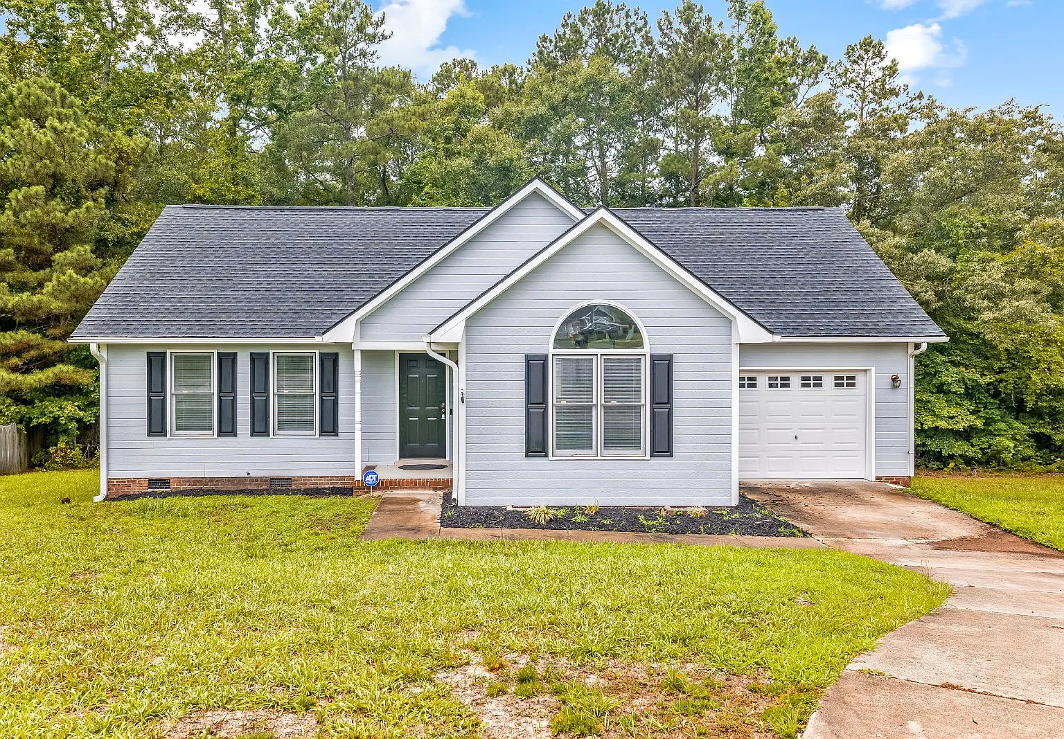 3 bed, 2.0 bath, 1220 sqft, $1,450 — Photo 1