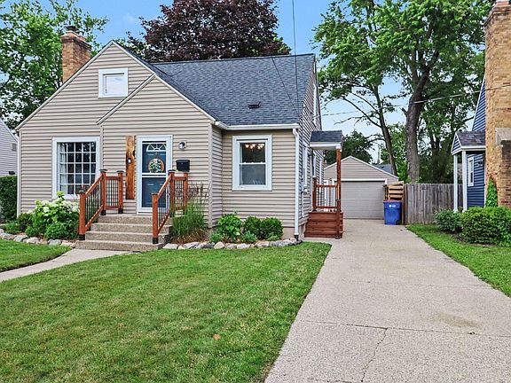 3rd image of 1055 Kelsey St NE