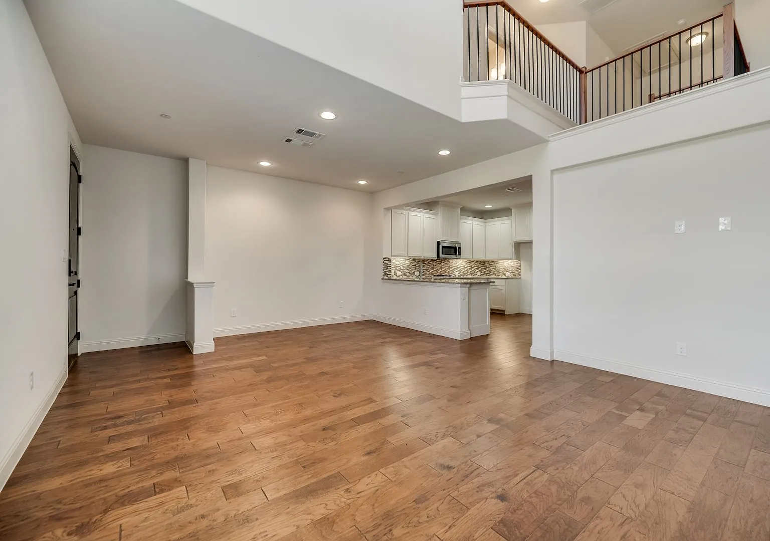 Beautiful Like New Townhome in Mckinney! — Photo 1
