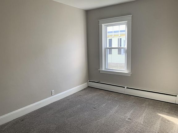 4th image of 143 Bayview Ave #1R