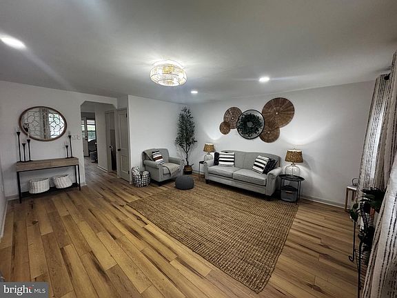 5th image of 885 Woodlawn Ave
