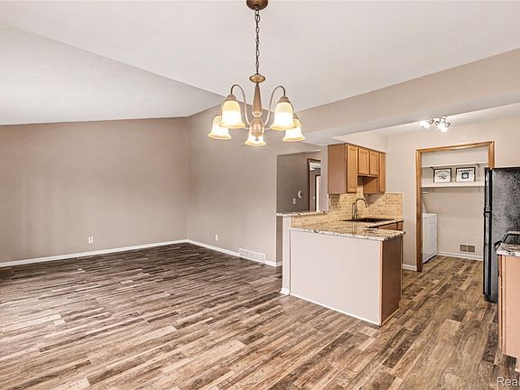 3rd image of 210 Mary St