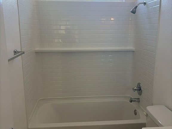 2nd image of 931 Bishop St #R