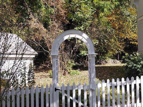 5th image of 21 Whiting Hill Road #J-26