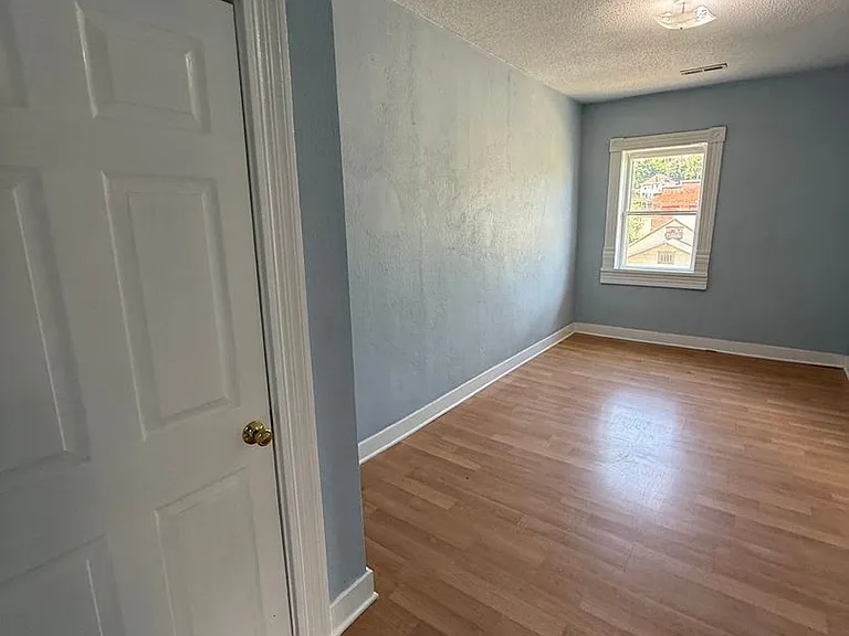 1332 Buchanan Ave — Photo 3