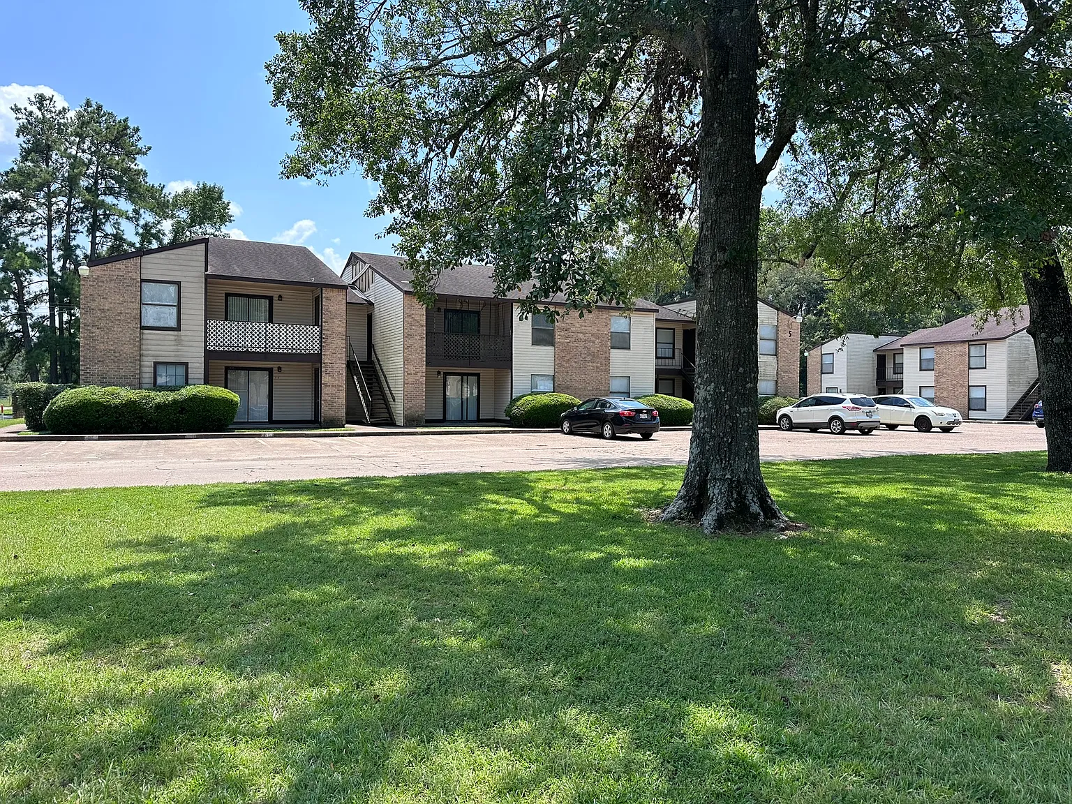 Brookhollow Apartments — Photo 1