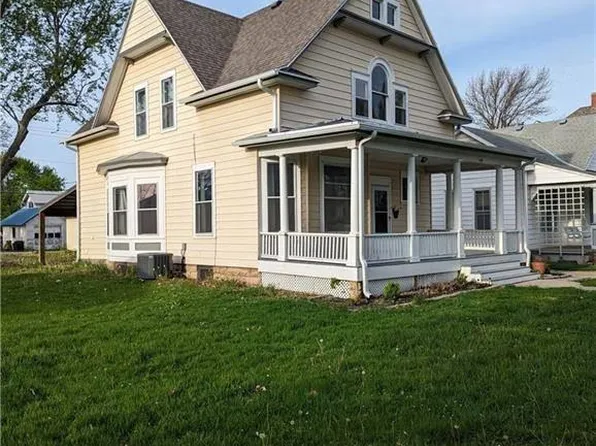 209 Shawnee St, Hiawatha, KS 66434