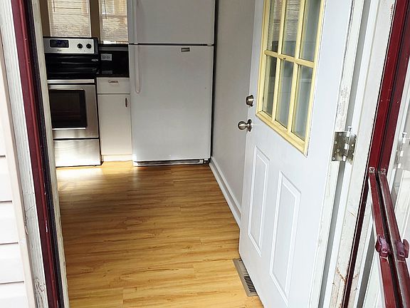 Main Floor Kitchen/Entry