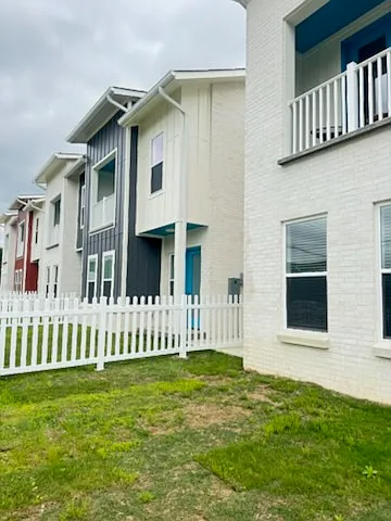 3 bed, 2.5 bath, 2310 sqft, $2,500 — Photo 3