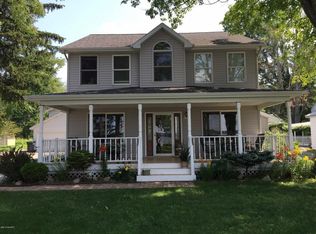721 Lakeview Dr, Fremont, MI 49412