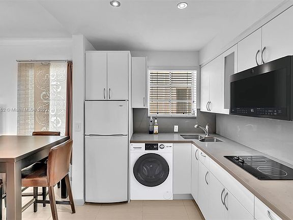 5th image of 826 Euclid Ave APT 6