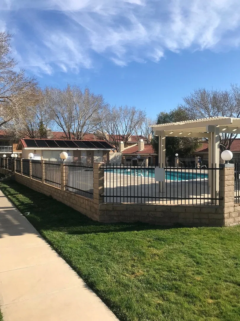 3 Bedroom Townhouse In Victorville! — Photo 4