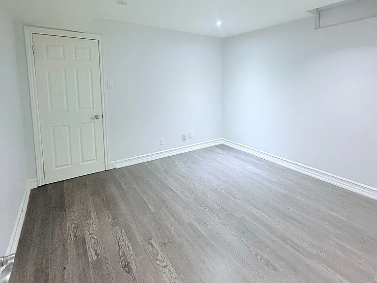 70 Robertson Close #BASEMENT — Photo 8