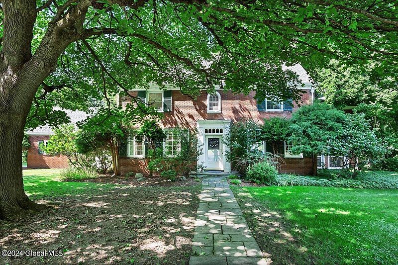 3rd image of 181 Pinewoods Avenue
