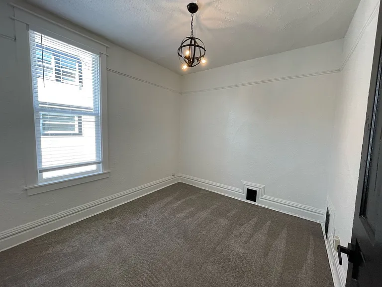 Newly Remodeled 6 Bedroom Eastside Upper Unit — Photo 5