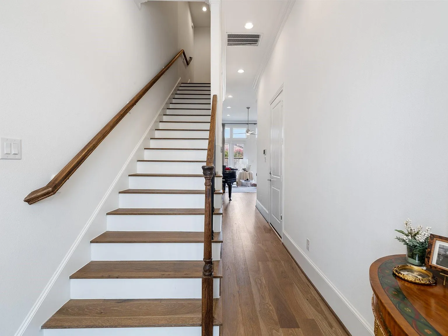3 bed, 2.5 bath, 2205 sqft, $4,250 — Photo 4