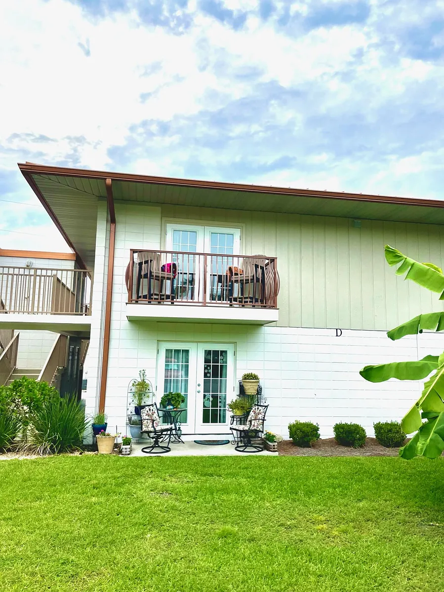 Building Photo - 2100 W Beach Dr #D201