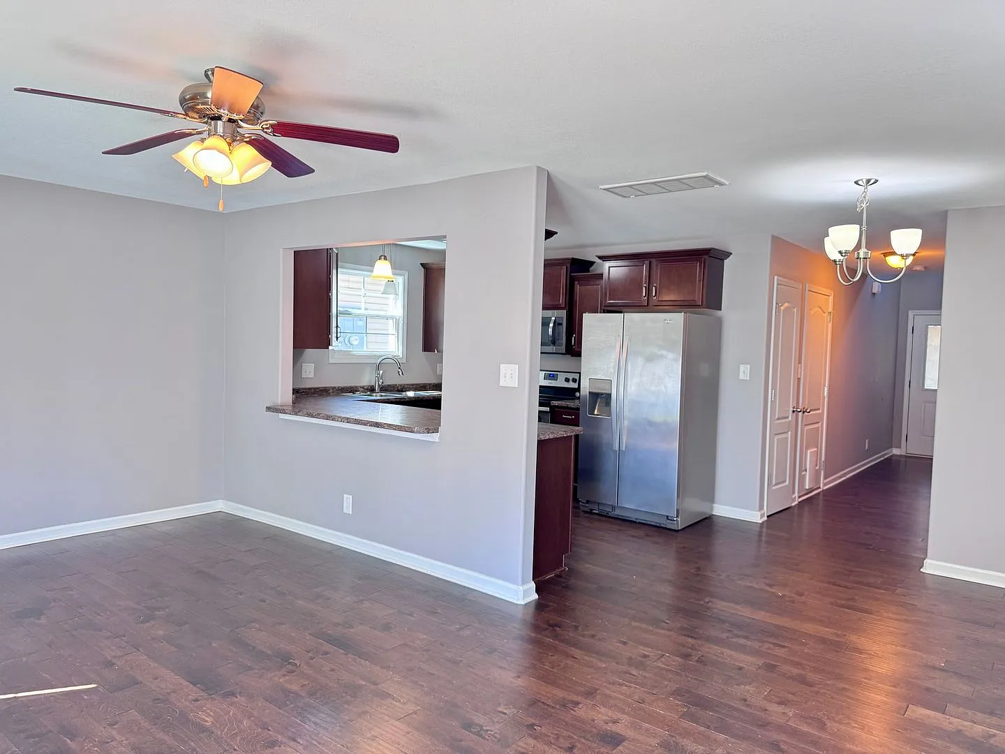Gorgeous! 3 Bed/2.5 Bath house! Close to I-24! Lawn/Garbage Included! — Photo 4