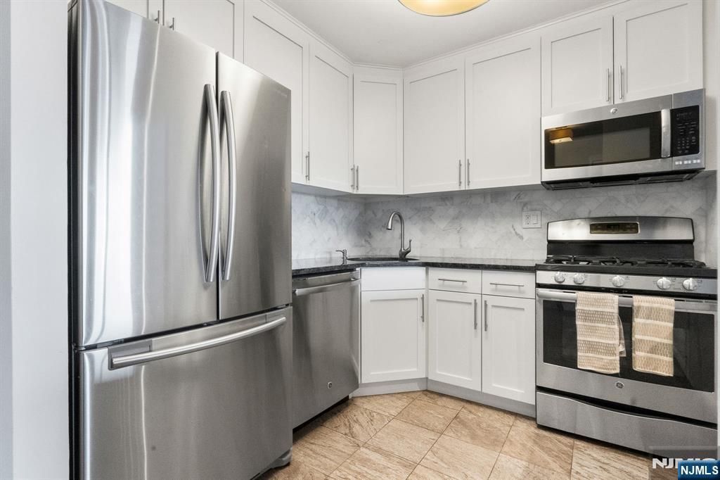 2000 Linwood Avenue, Fort Lee, NJ - View 6