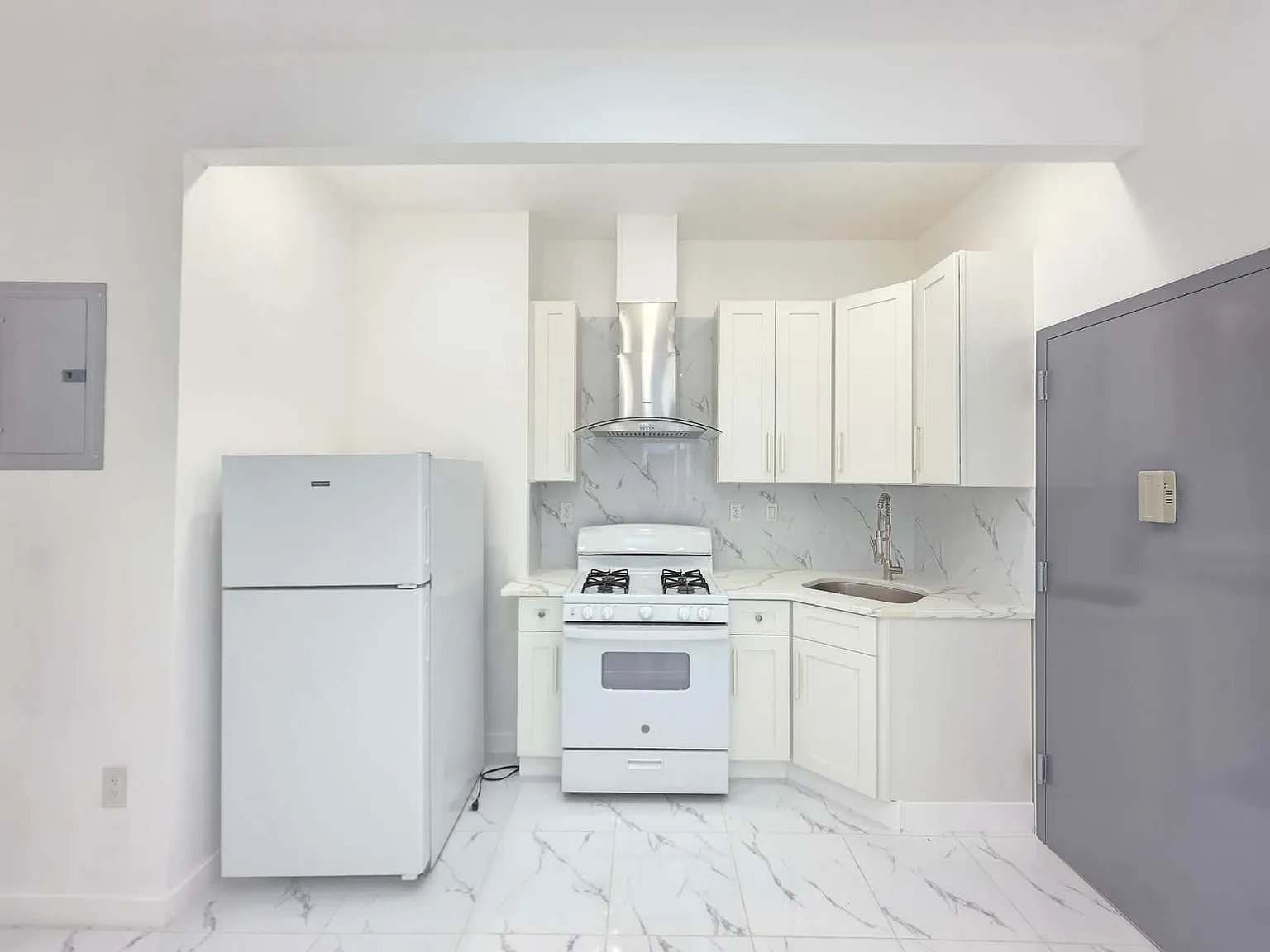 2 bed, 600 sqft, $2,500 — Photo 1
