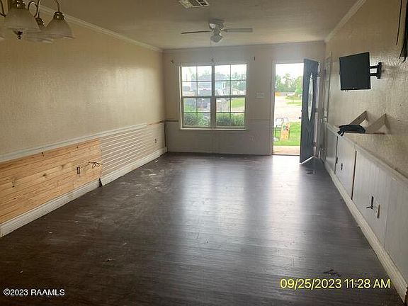 3rd image of 209 Hidden Oak Dr