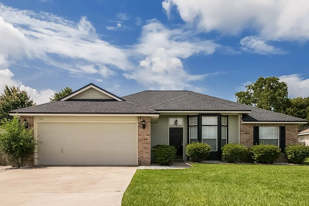 4 bed, 2.0 bath, 1844 sqft, $3,090 — Photo 1