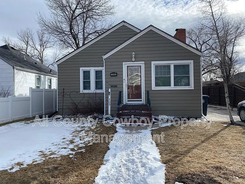 3 bed, 2.0 bath, 1900 sqft, $2,150 — Photo 2