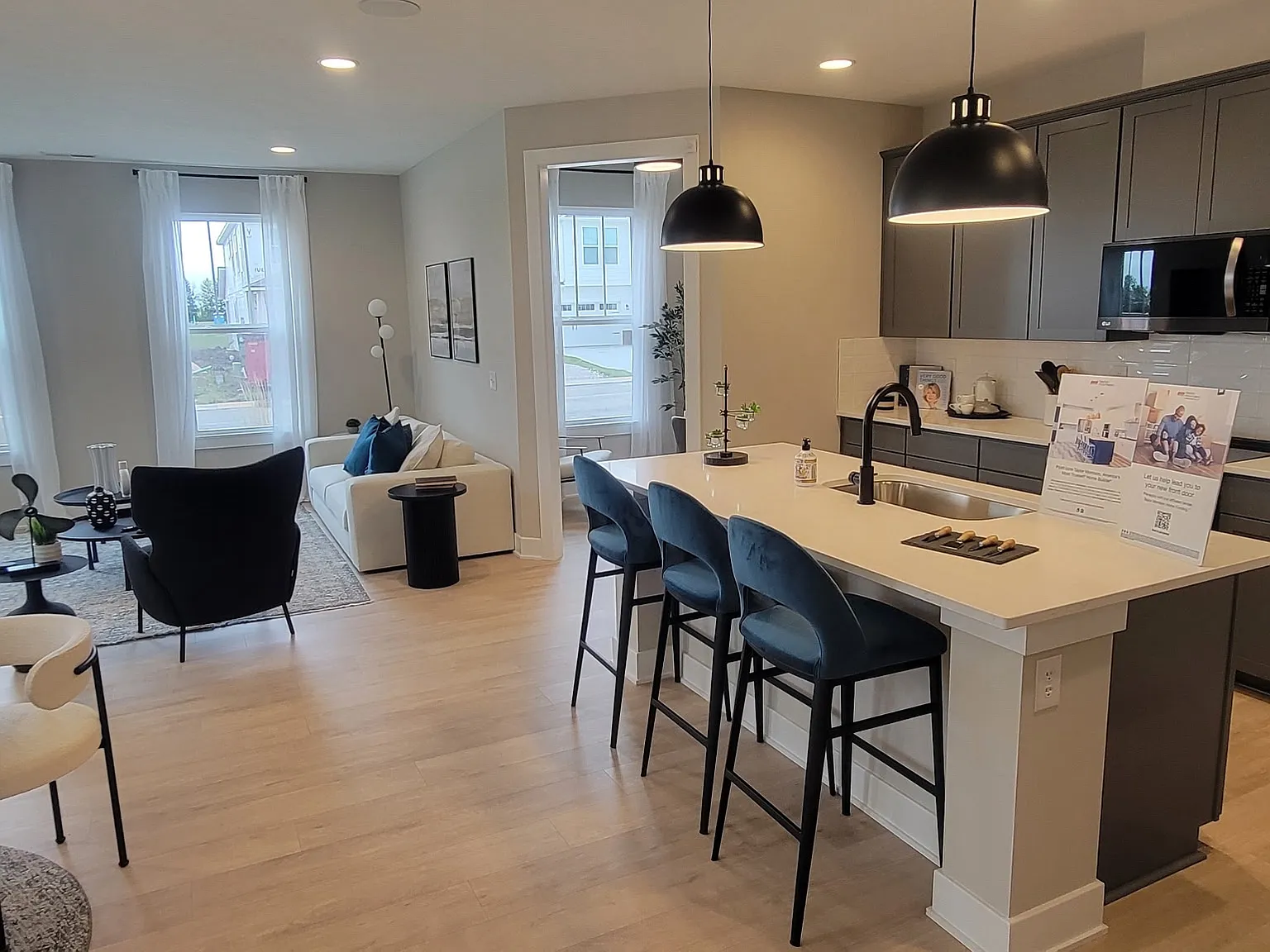 3 bed, 2.5 bath, 2021 sqft, $2,200 — Photo 2