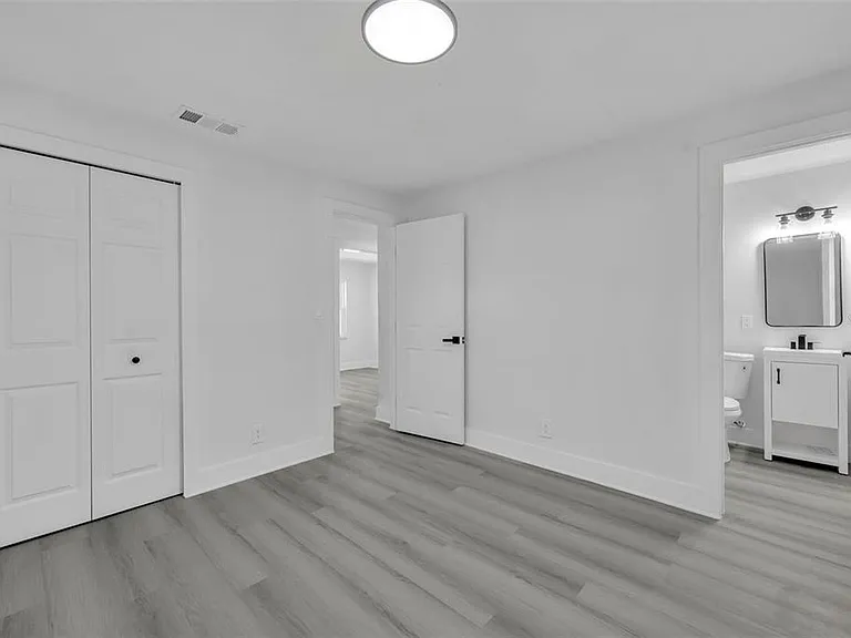 920 Lockhart St — Photo 7