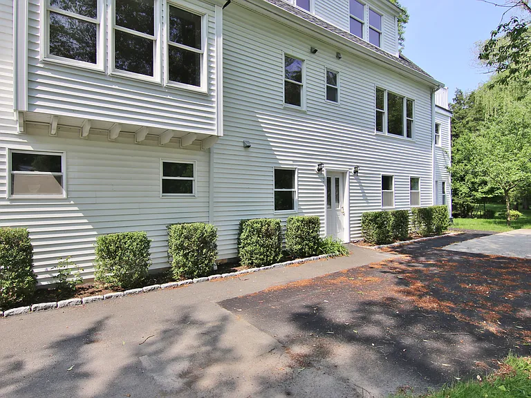 821 Long Ridge Rd #LL — Photo 1