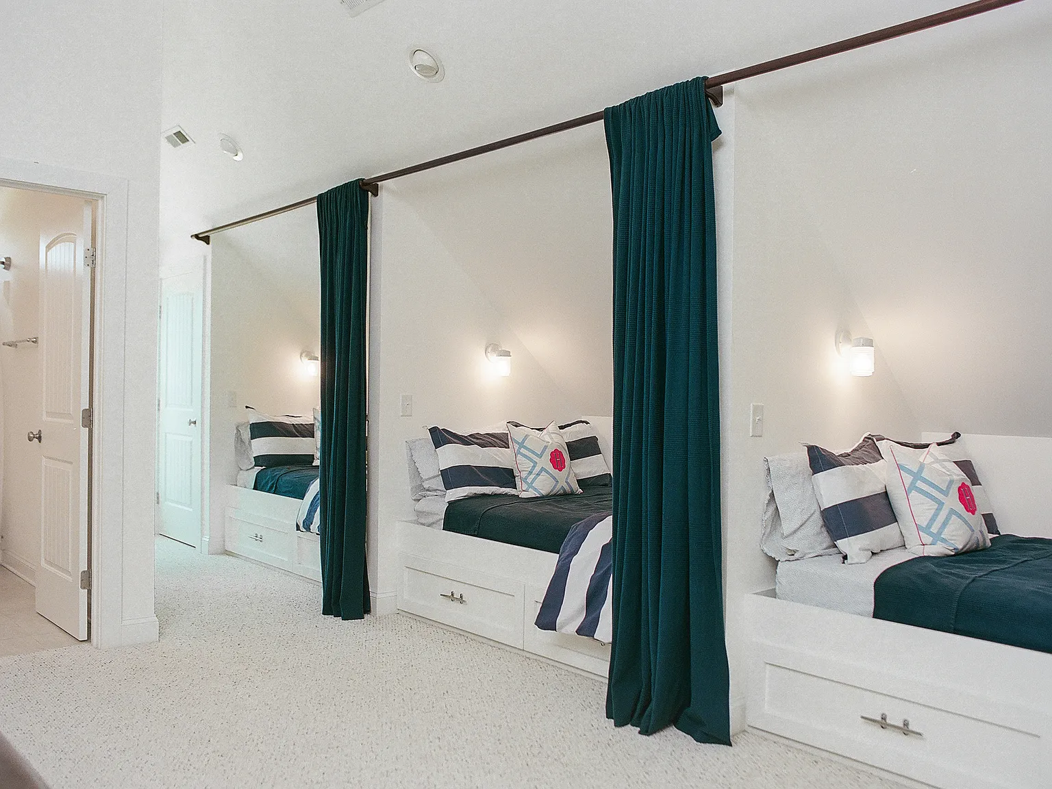 3 bed, 2300 sqft, $3,350 — Photo 4