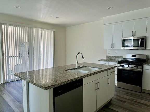 4th image of 642 S District Way