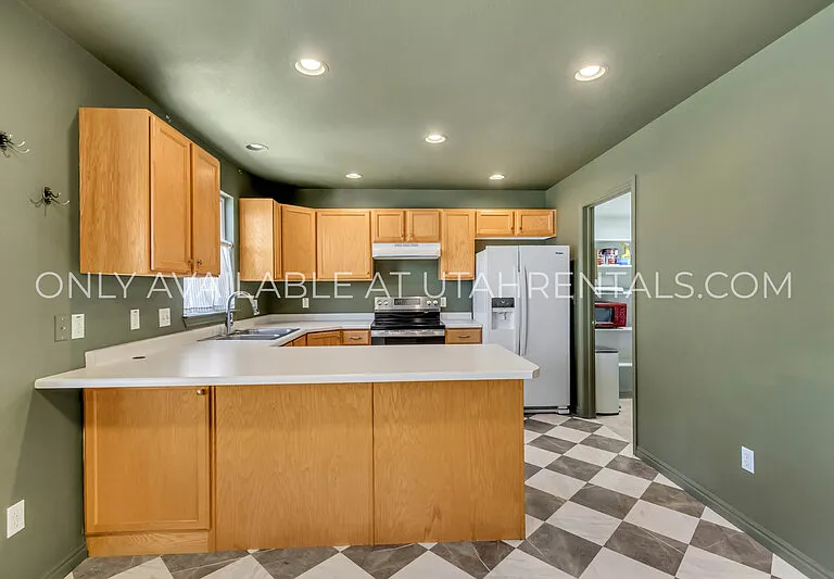 1328 S 1550 E — Photo 4