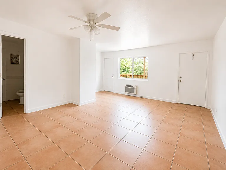 Pompano Gardens — Photo 19