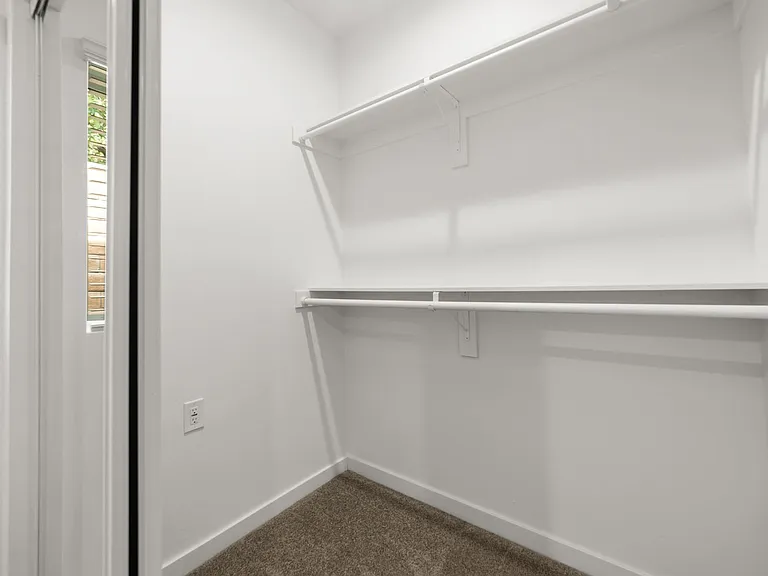 Gorgeous huge units in premier location! ASK ABOUT OUR MOVE-IN SPECIALS!! — Photo 31